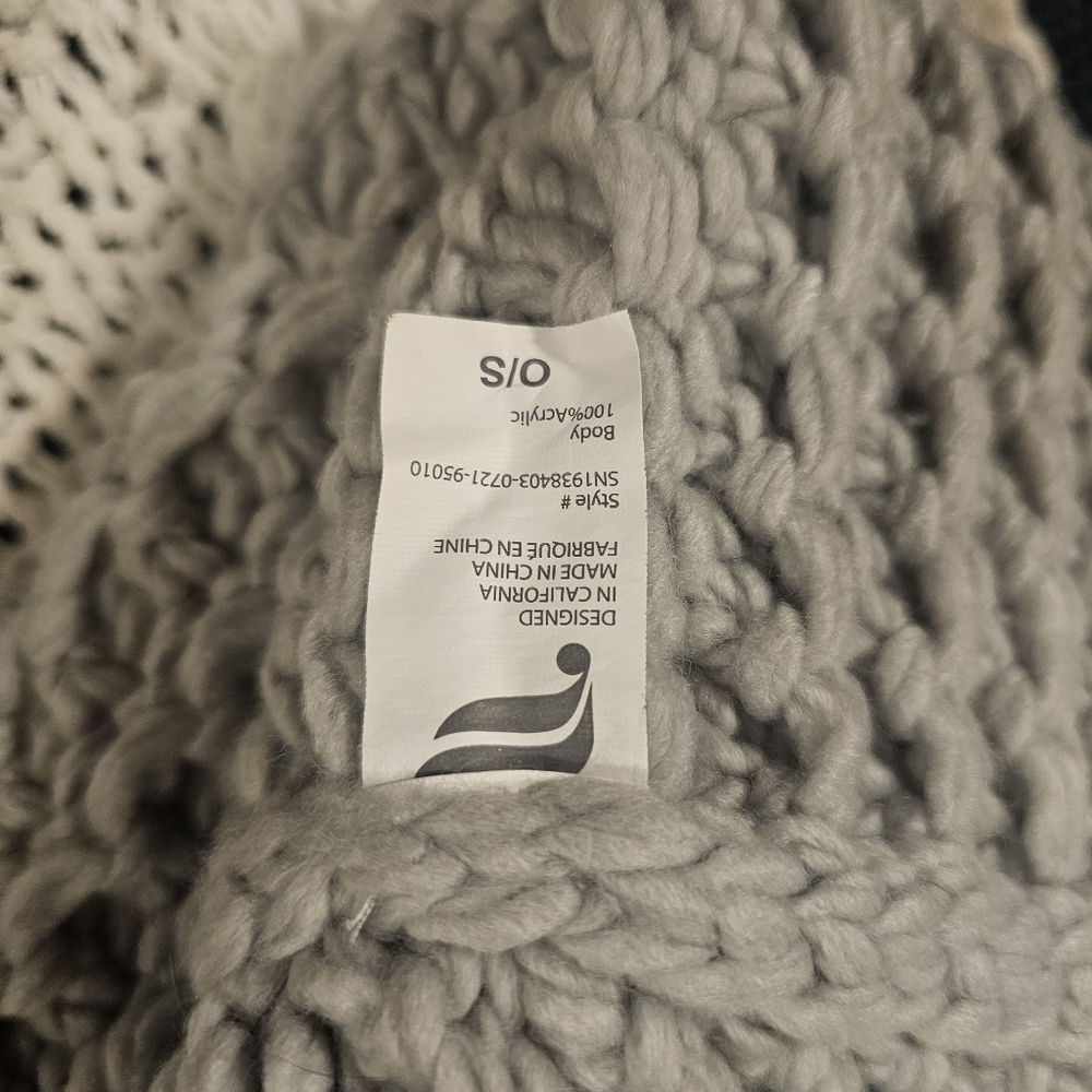 Winter hat (Fabletics) - Picture 3 of 3